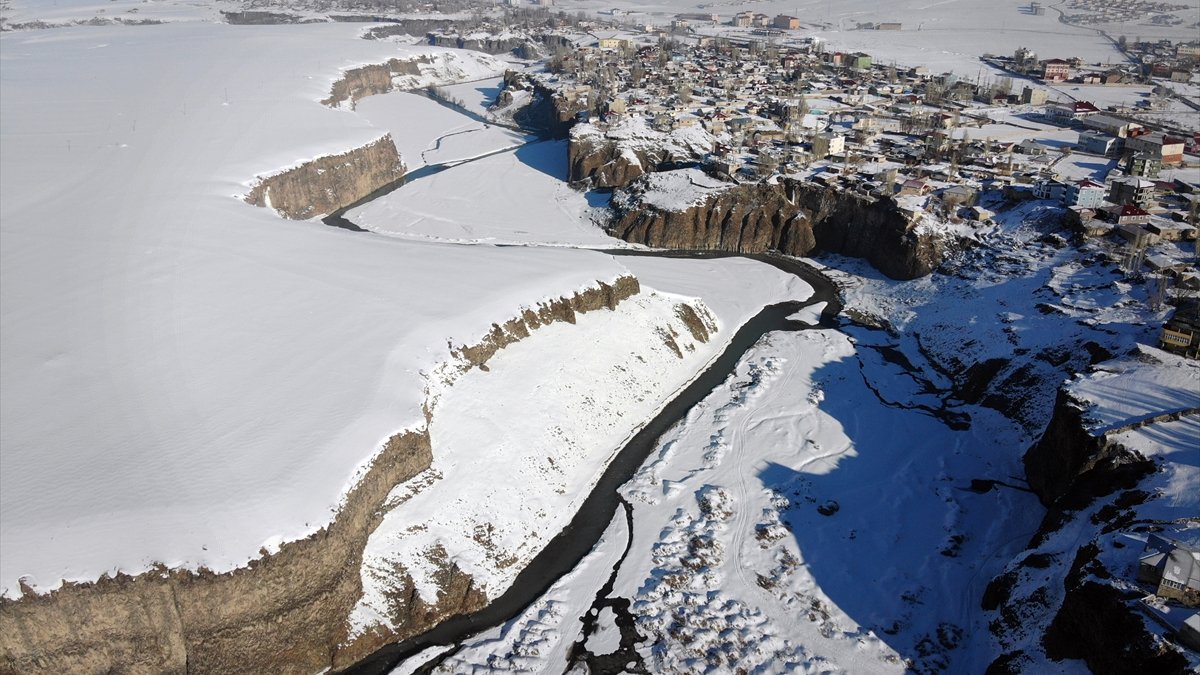 Murat Kanyonu karla kaplandı: “Doğu’nun Ihlara Vadisi” kışın ilgi odağı oldu