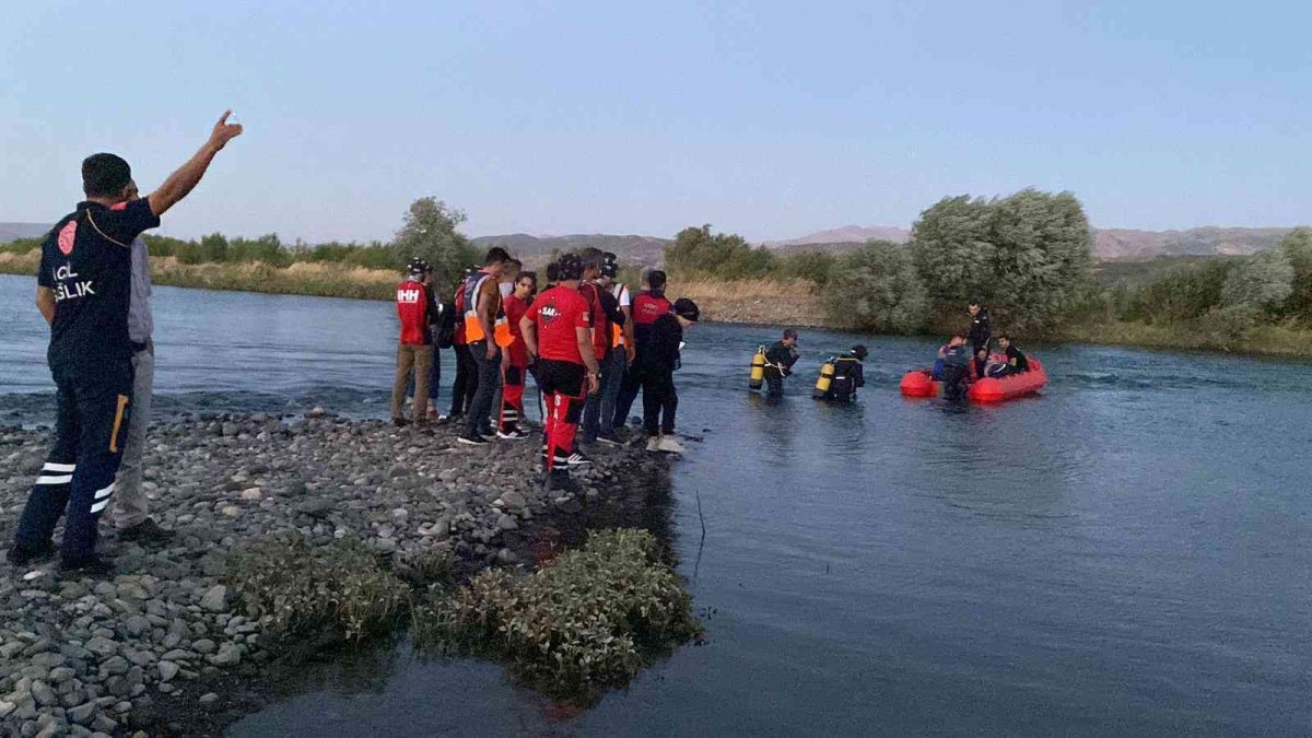 Murat Nehri'nde kaybolan vatandaşı arama çalışmaları sürüyor