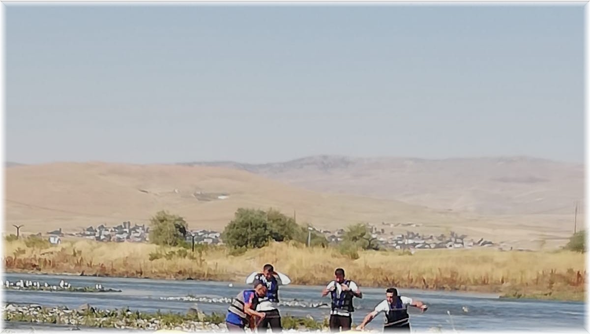 Murat Nehri'nde mahsur kalan 2 kişiyi AFAD kurtardı