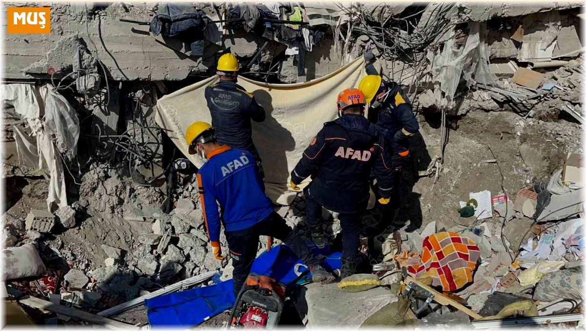 Muş AFAD ekipleri 23 kişiyi enkazdan canlı çıkardı