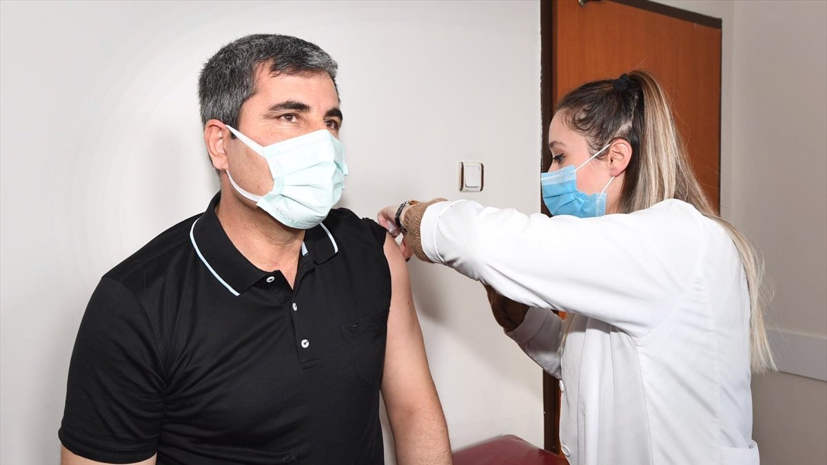 Muş Belediye Başkan Feyat Asya, Kovid-19 aşısının ilk dozunu yaptırdı