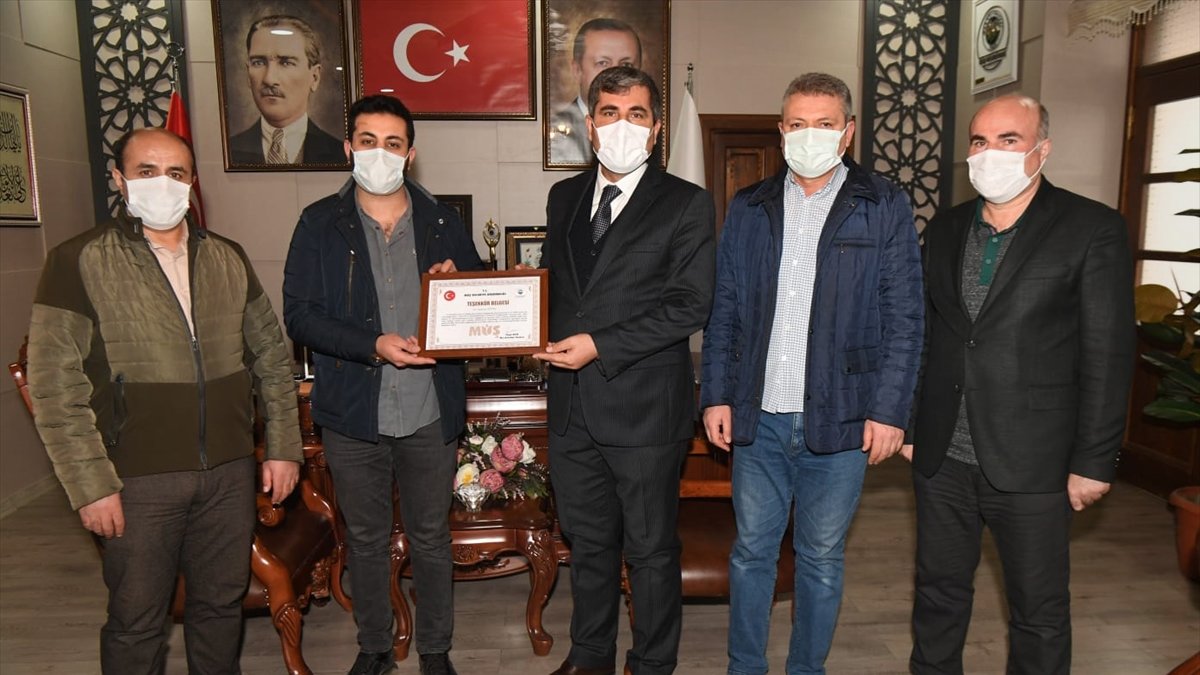 Muş Belediye Başkanı Asya'dan çevreci esnafa teşekkür belgesi