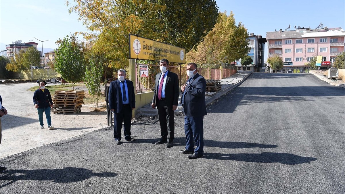 Muş Belediyesi alt yapısı tamamlanan yolları yeniliyor