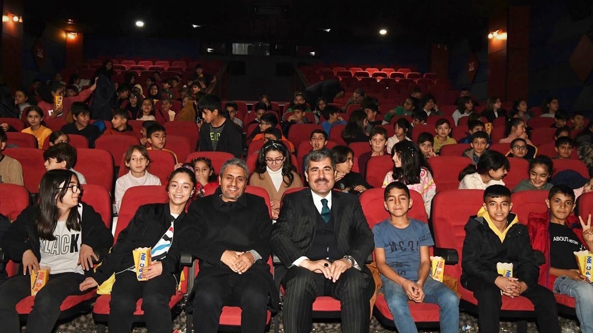 Muş Belediyesi öğrenciler için sinema etkinliği düzenledi