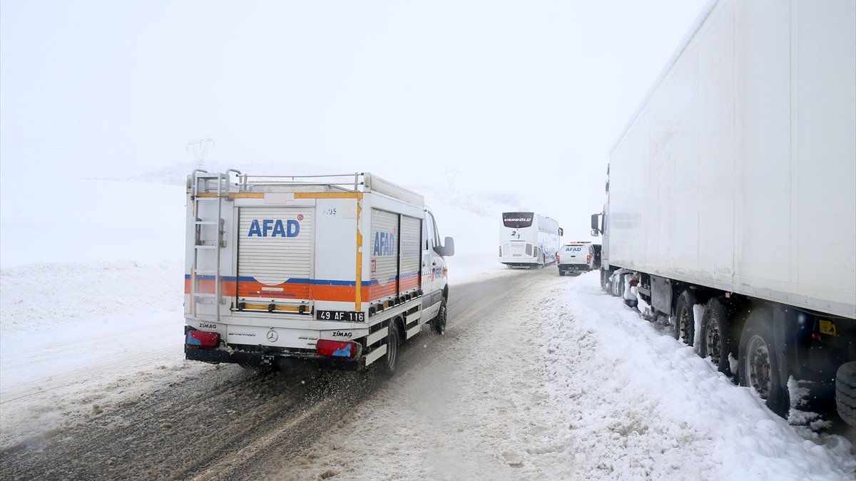 Muş-Bingöl kara yolunda mahsur kalanlar ekiplerce kurtarıldı
