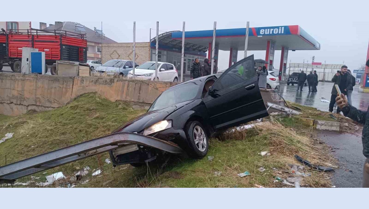 Muş-Bitlis kara yolunda 2 otomobil çarpıştı: 3 yaralı