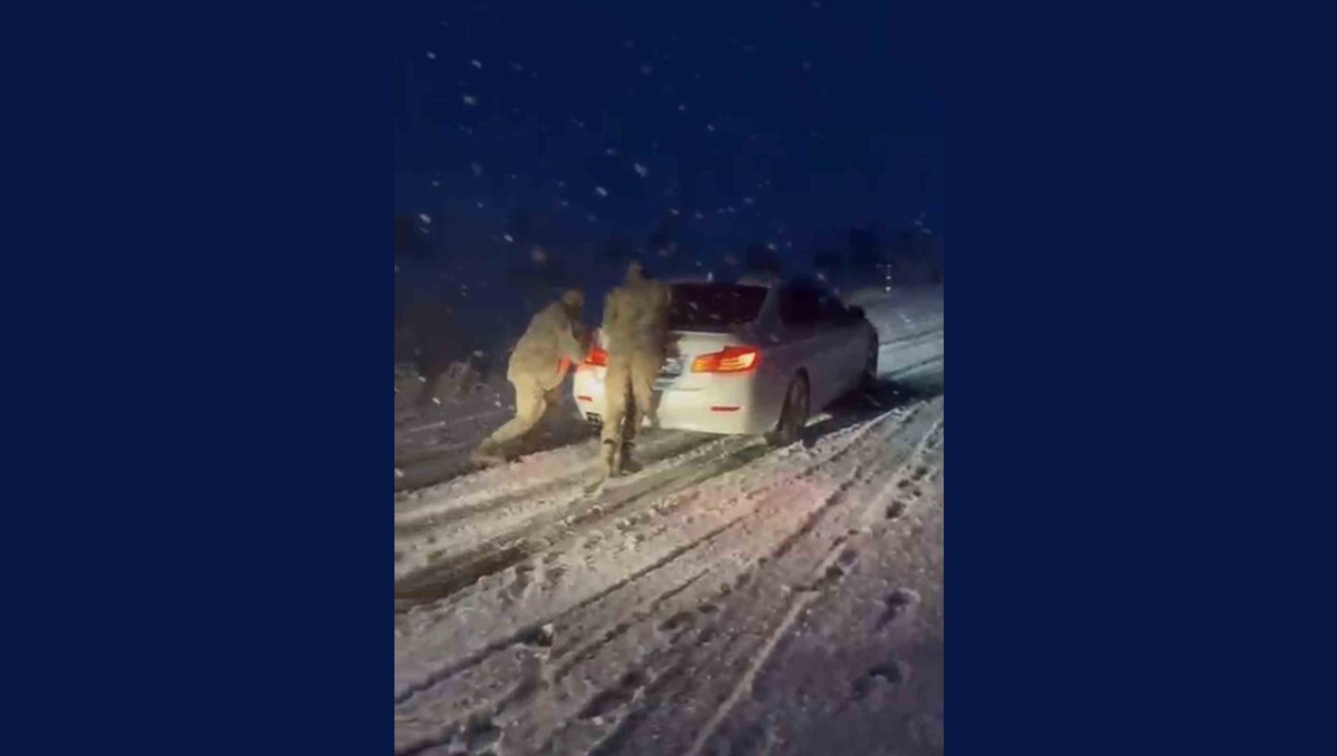 Muş-Bulanık yolunda ulaşıma kar engeli: Jandarma ekipleri rampada mahsur kalan araçları tek tek kurtardı