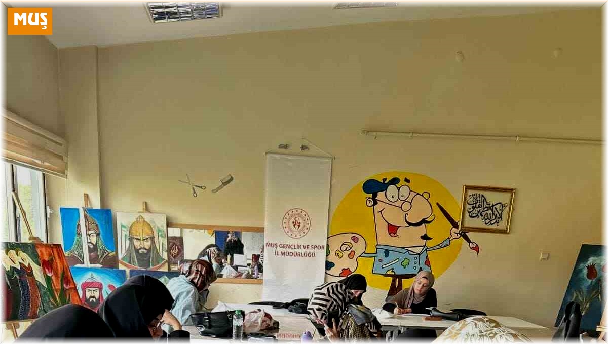 Muş Gençlik Merkezi'nde hat sanatı eğitimi devam ediyor