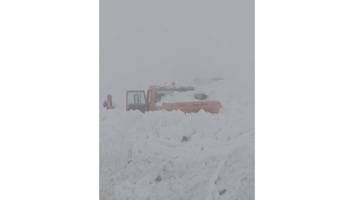 Muş-Kulp kara yolunda iş makinesinin üzerine çığ düştü