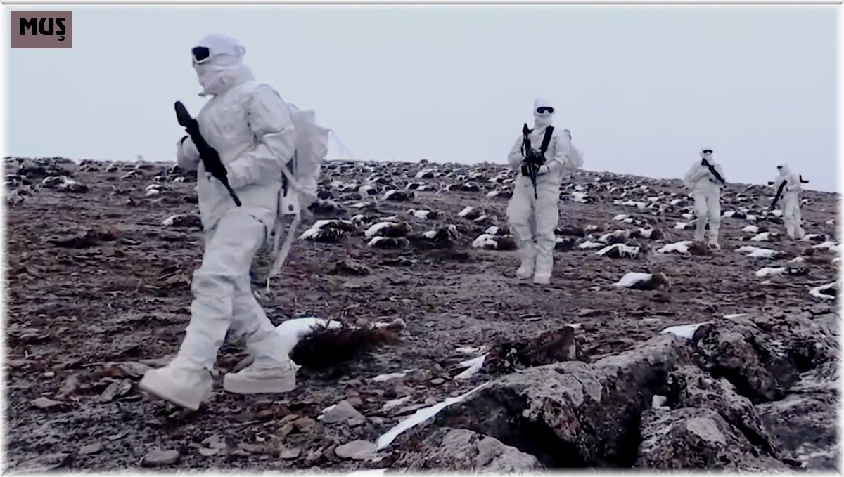 Muş PÖH timinden karlı dağlarda nefes kesen klip