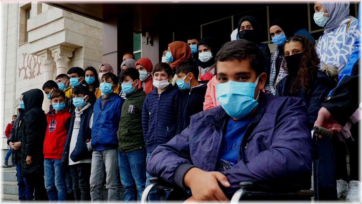 Muş polisi dezavantajlı çocukları ilk defa sinemayla buluşturdu