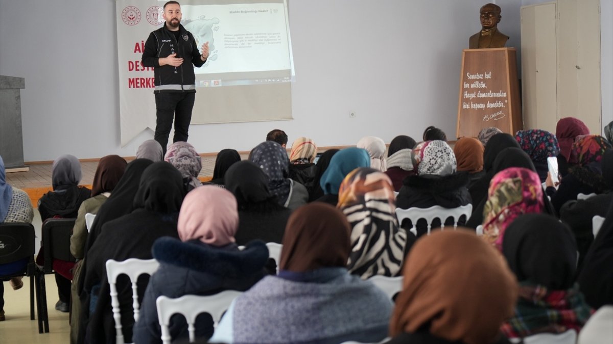 Muş polisi uyuşturucuyla mücadele kapsamında kadınlara eğitim verdi