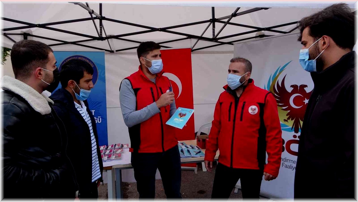 Muş polisinden üniversite öğrencilerine "terörle mücadele" bilgilendirmesi
