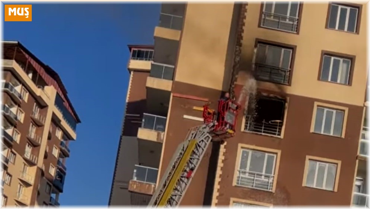 Muş'ta 13 katlı binanın 5'inci katında çıkan yangın korkuttu