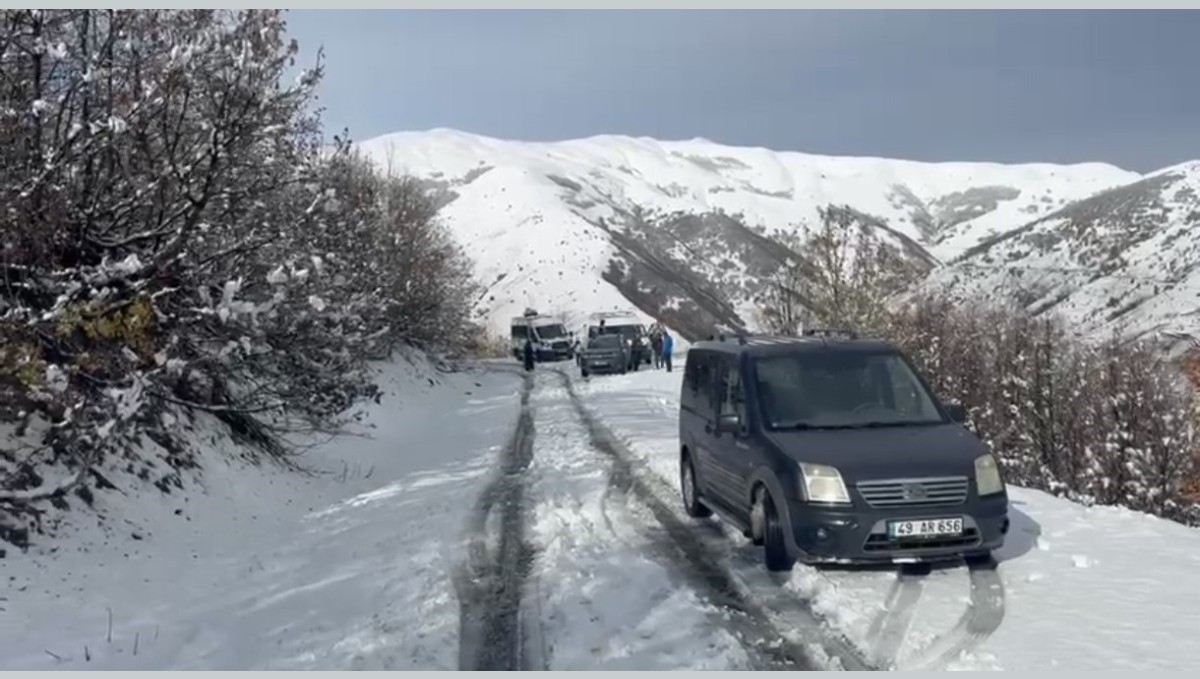 Muş'ta 14 köy yolu kapandı, 4 araç mahsur kaldı