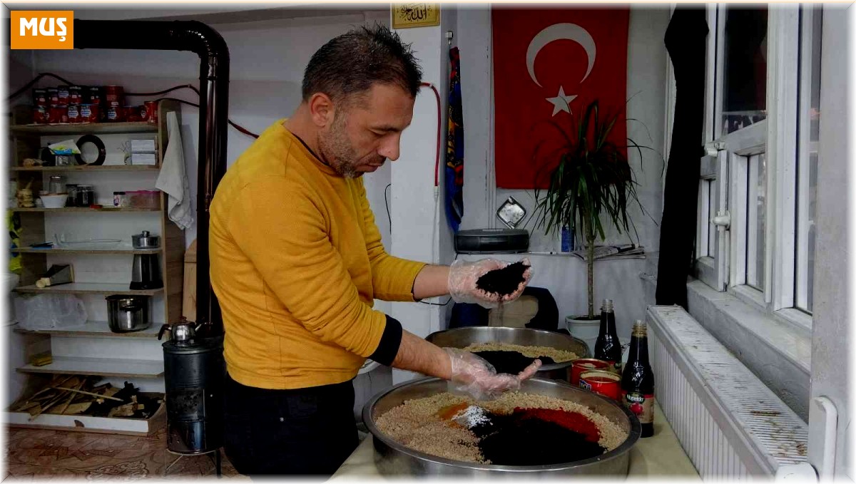 Muş'ta 15 metrekarelik iş yerinde yarım asırdır çiğ köfte yoğuruyorlar