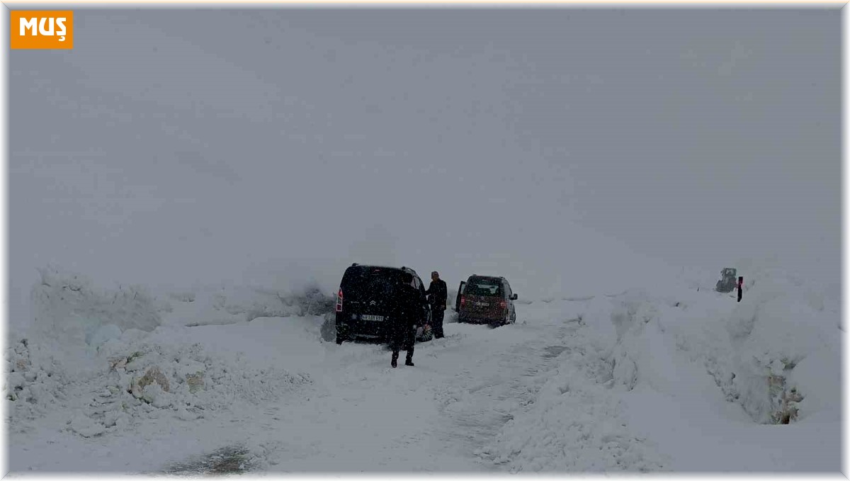 Muş'ta 18 araç içerisinde 53 kişi mahsur kaldı
