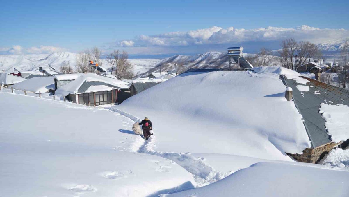 Muş'ta 1800 rakımlı köy kara gömüldü: Evler kar altında, ulaşım tünellerle sağlanıyor