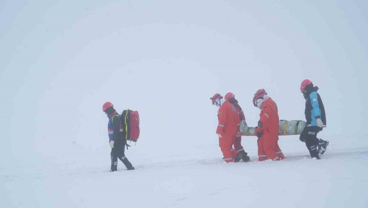 Muş'ta 2 bin 600 rakımda nefes kesen çığ tatbikatı
