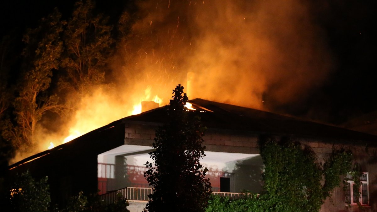 Muş'ta 2 katlı binanın çatısında çıkan yangın kontrol altına alındı