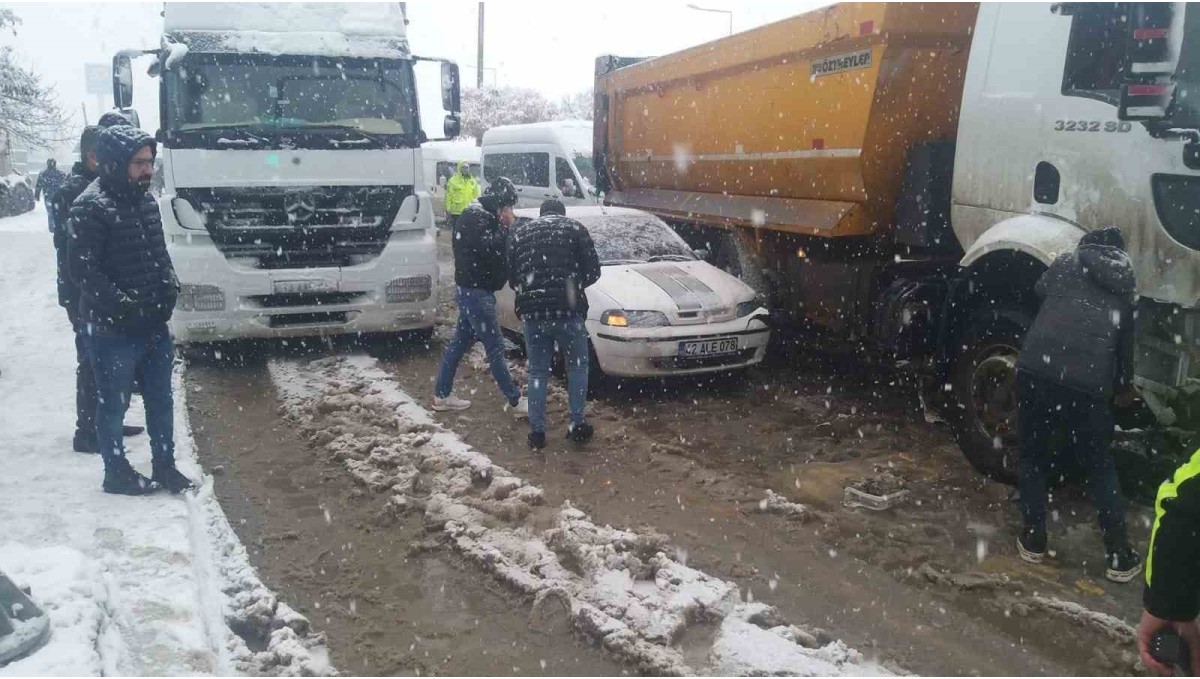Muş'ta 3 aracın karıştığı zincirleme kaza meydana geldi
