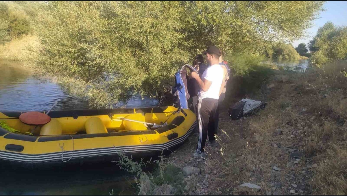 Muş'ta 3 kişi nehrin ortasında mahsur kaldı