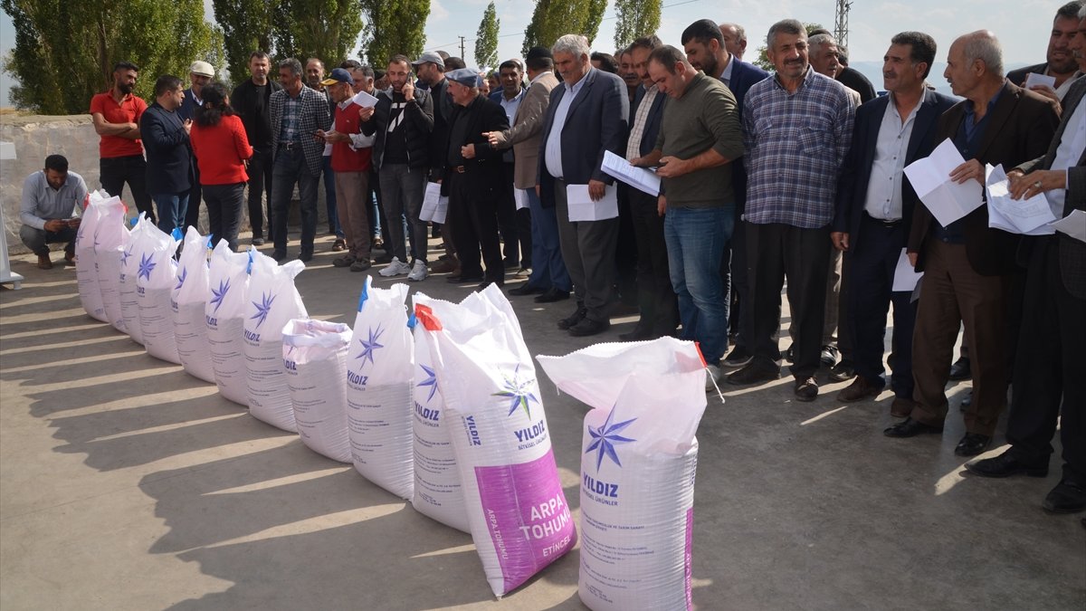 Muş'ta 320 çiftçiye 645 ton 802 kilogram sertifikalı tohum dağıtıldı