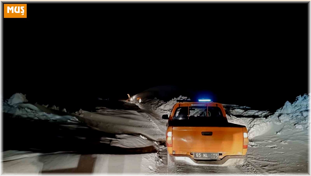 Muş'ta 5 araç içerisinde mahsur kalan 15 kişi kurtarıldı