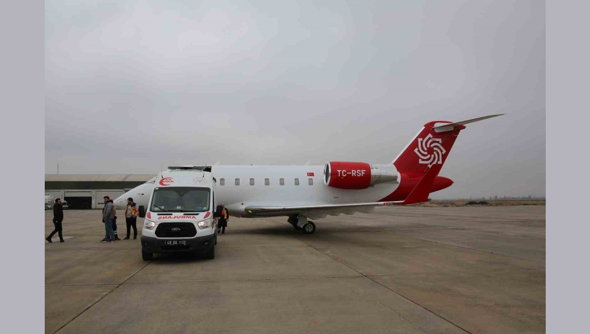 Muş'ta 8 günlük bebek ve 15 yaşındaki hasta, ambulans uçakla Ankara'ya sevk edildi