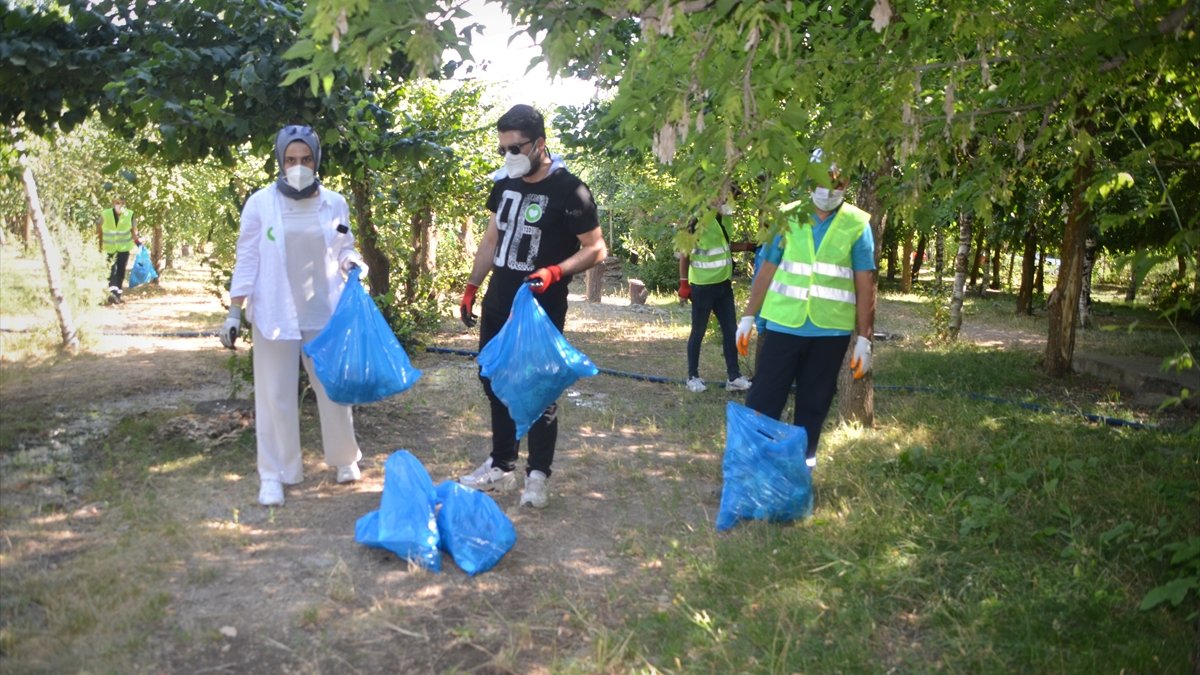 Muş'ta Ahbap gönüllüleri çevre temizliği yaptı