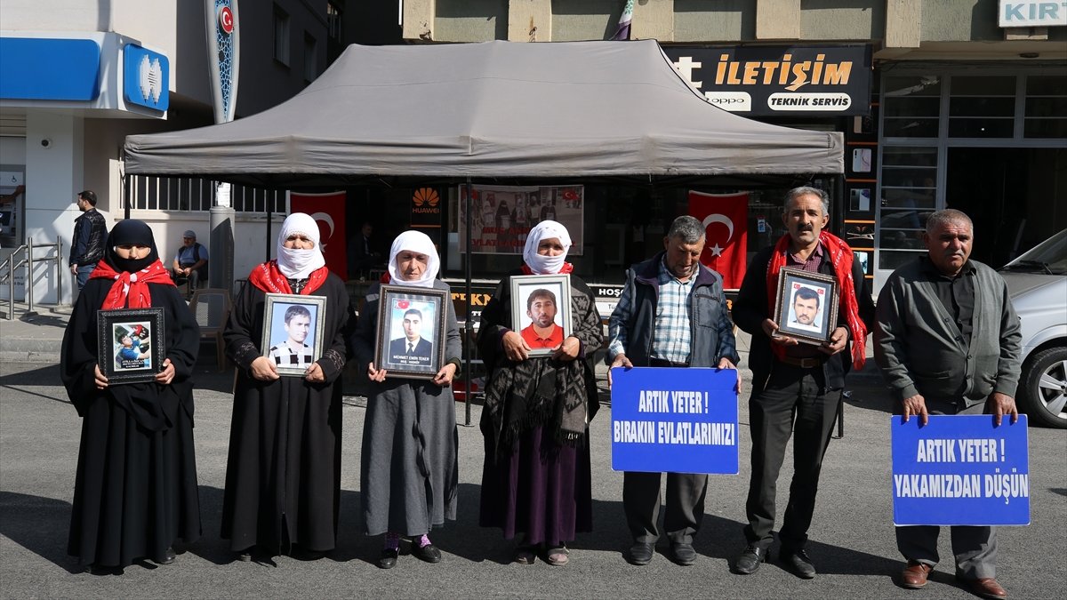 Muş'ta aileler çocukları için HDP önündeki eylemlerini sürdürdü