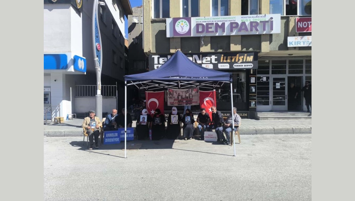 Muş'ta ailelerin DEM Parti önündeki eylemi sürüyor
