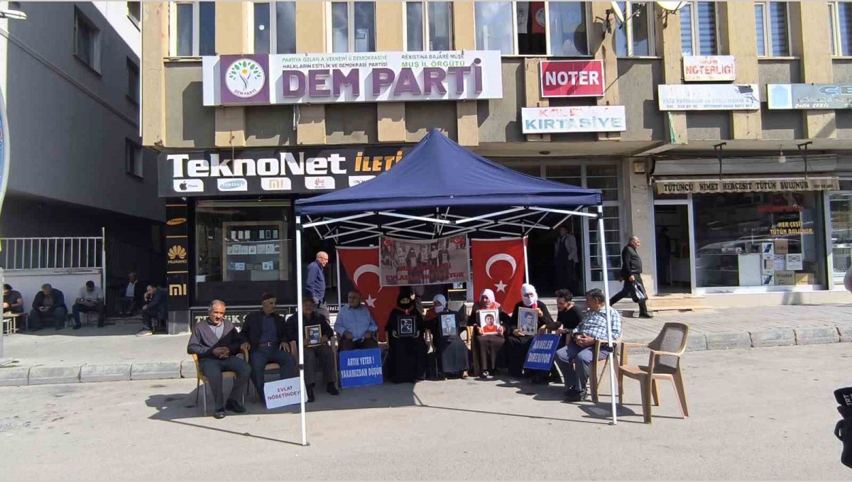 Muş'ta ailelerin DEM Parti önündeki eylemi sürüyor