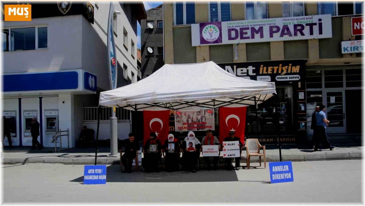 Muş'ta ailelerin evlat nöbeti devam ediyor