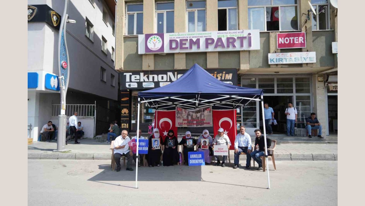 Muş'ta ailelerin evlat nöbeti sürüyor