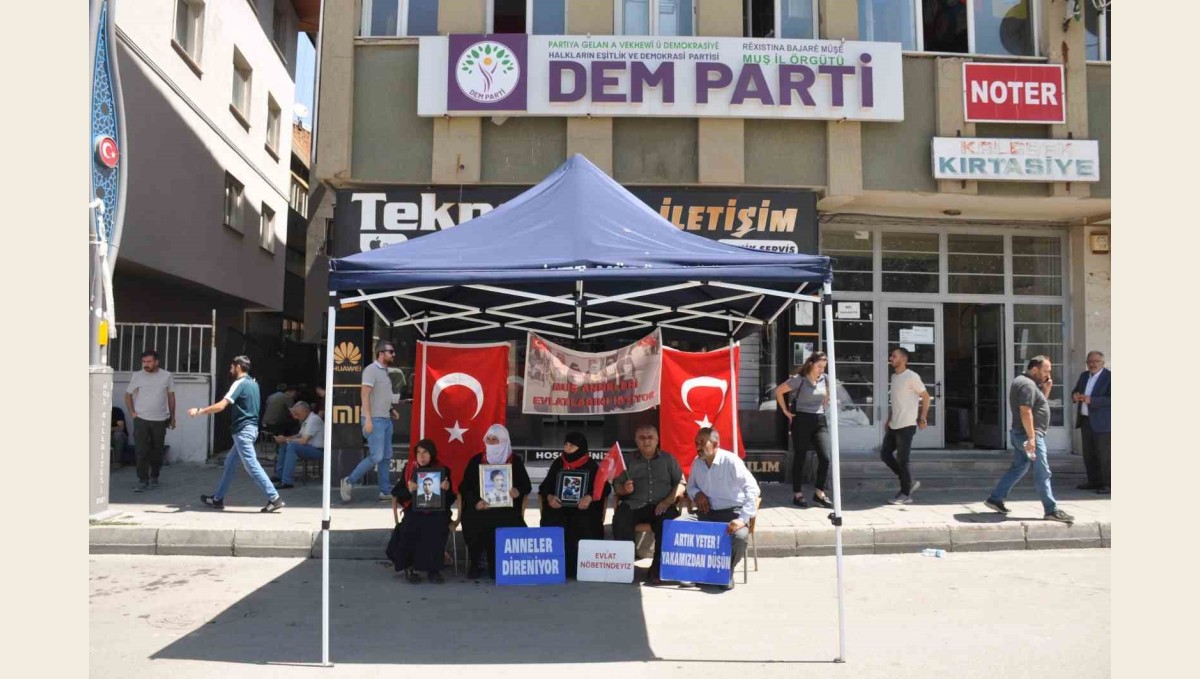 Muş'ta ailelerin evlat nöbeti umutla devam ediyor