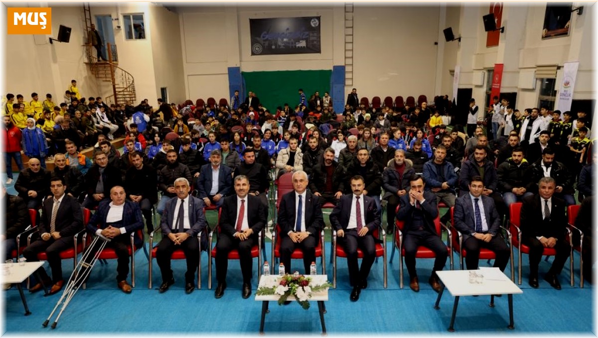 Muş'ta aktif olarak faaliyet gösteren 20 spor kulübüne malzeme desteği verildi