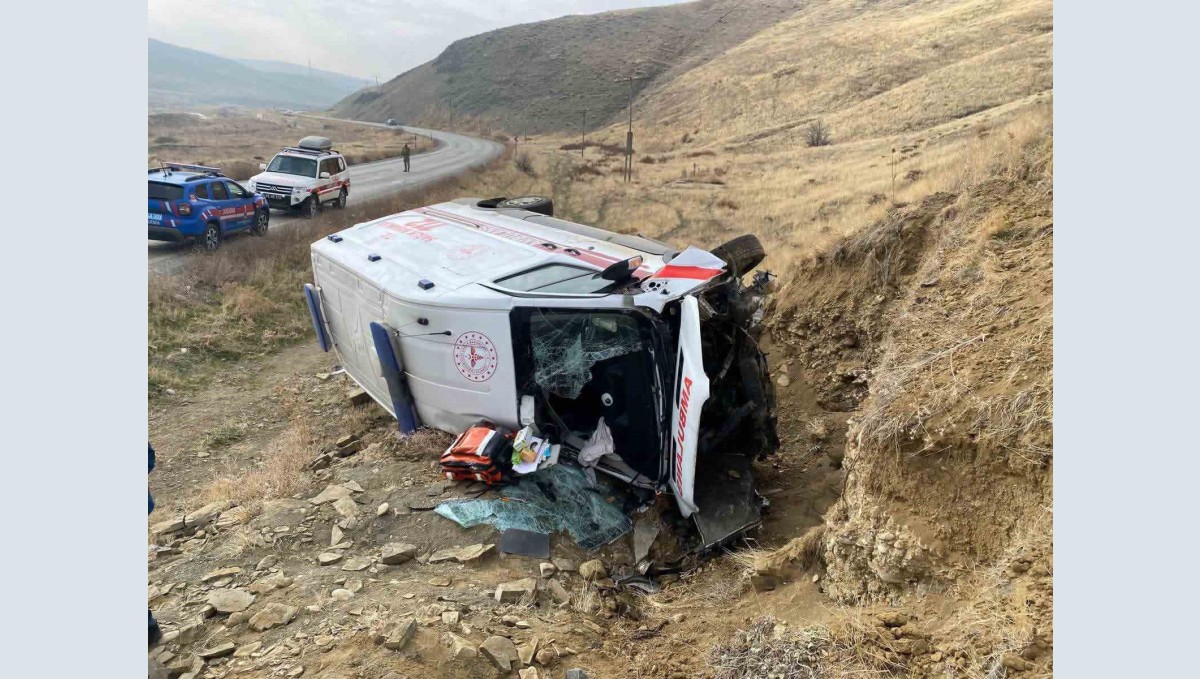 Muş'ta ambulans devrildi: 3 yaralı