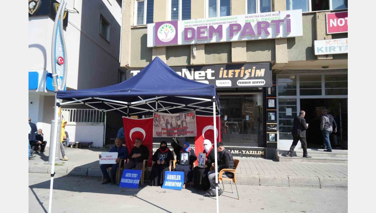 Muş'ta annelerin evlat nöbeti devam ediyor