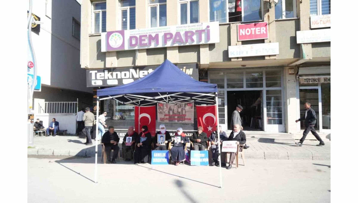 Muş'ta annelerin evlat nöbeti devam ediyor