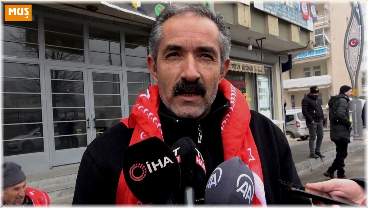 Muş'ta annelerin evlat nöbeti soğuk havaya rağmen devam ediyor