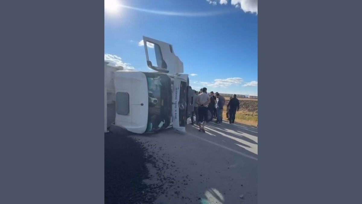 Muş'ta asfalt yüklü kamyon devrildi: 1 yaralı