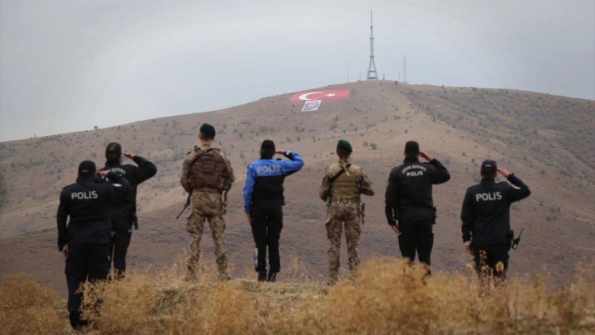 Muş'ta Bayrak Tepe'ye Türk bayrağı çizildi