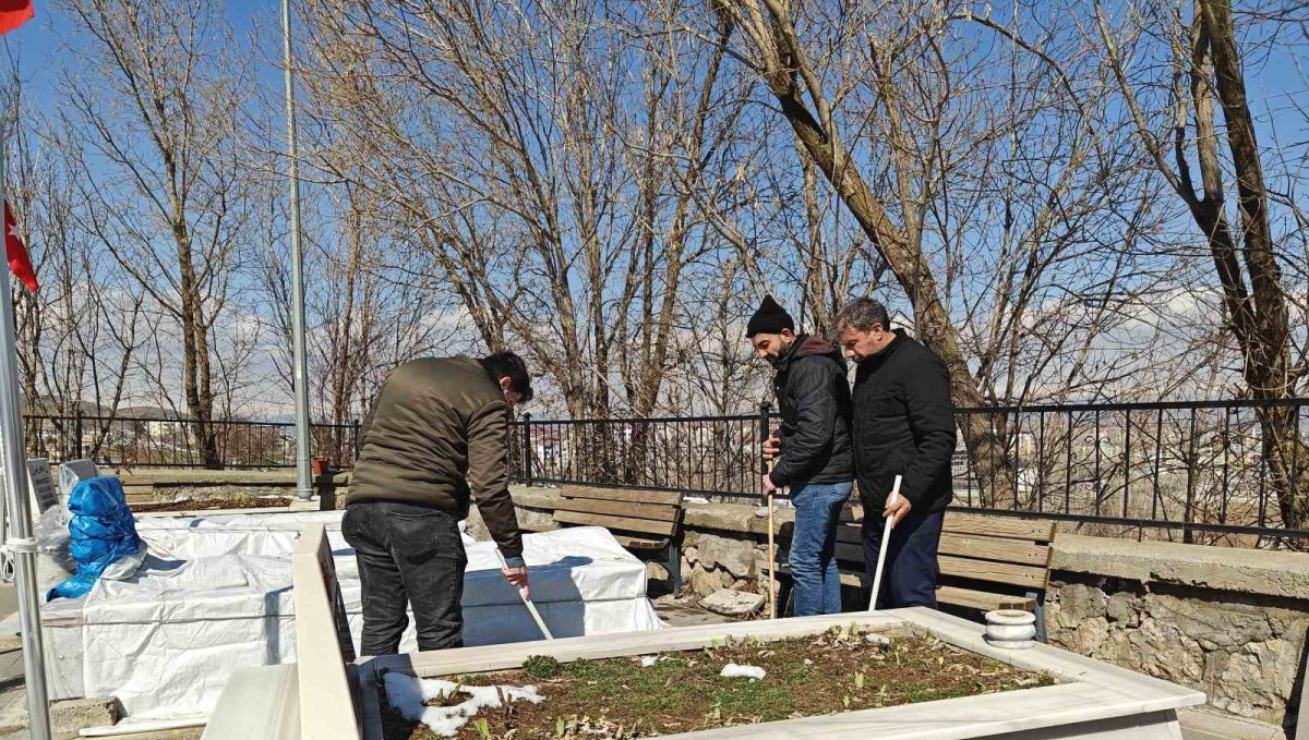 Muş'ta bayram öncesi şehit mezarlıklarında bakım ve temizlik yapıldı