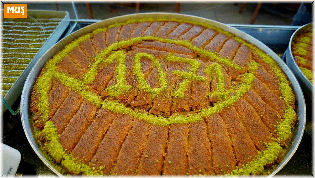 Muş'ta bayram tatlıları tezgahları süsledi