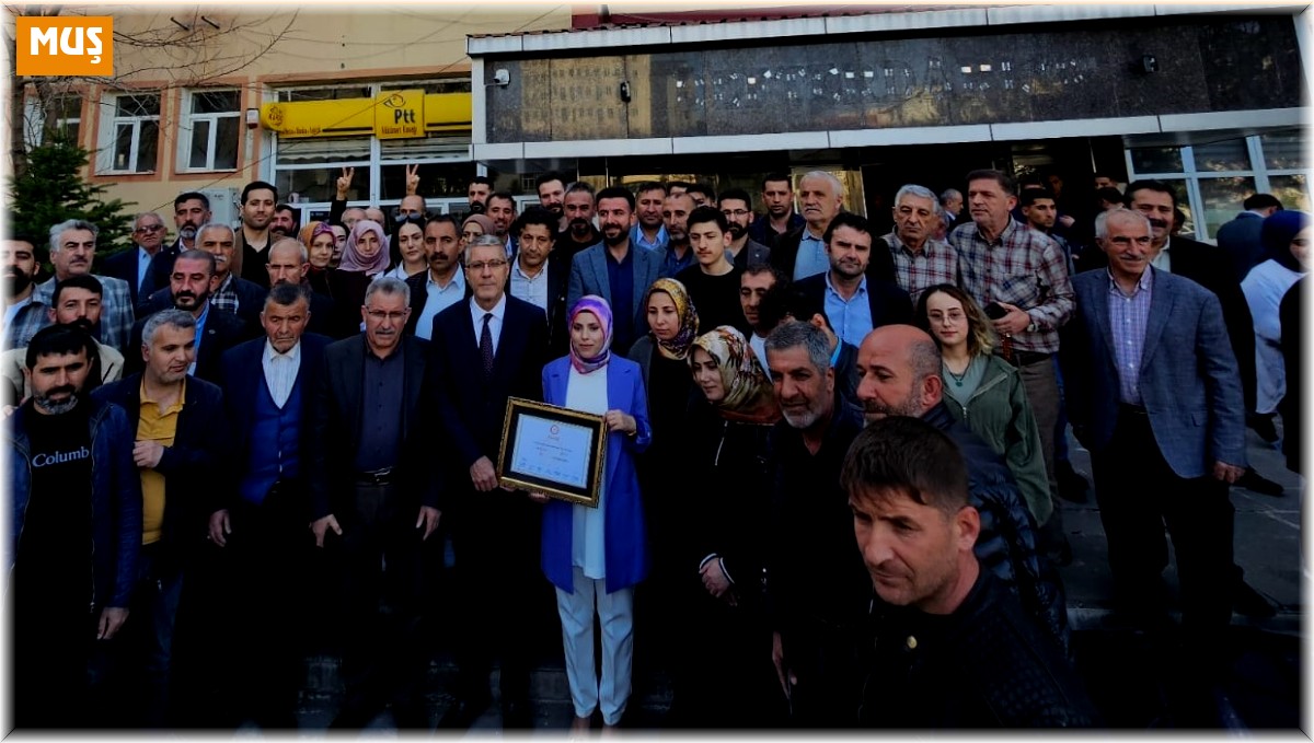 Muş'ta belediye başkanları mazbatalarını aldı