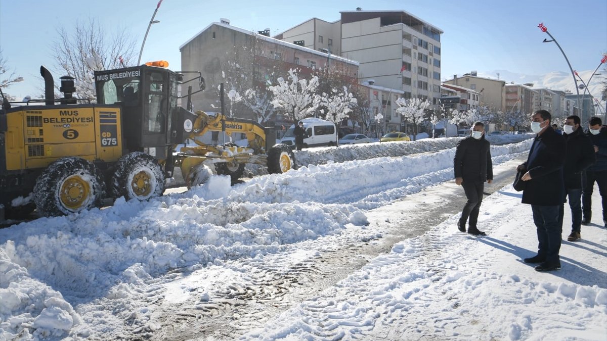 Muş'ta belediye ekipleri topladıkları karları şehir dışına taşıyor