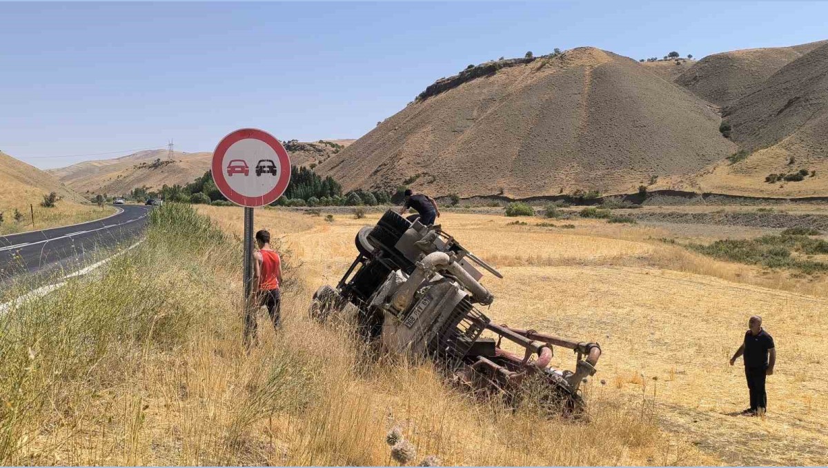 Muş'ta beton pompası yüklü tırı şarampole yuvarlandı