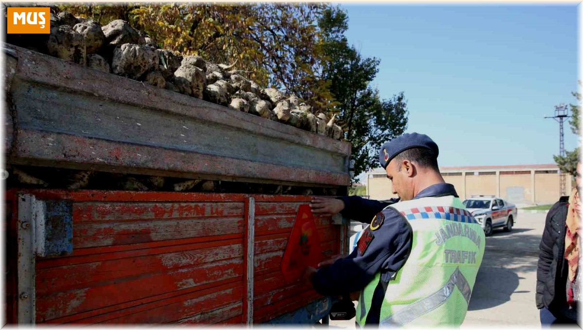 Muş'ta bin 500 traktör römorkuna reflektör takıldı