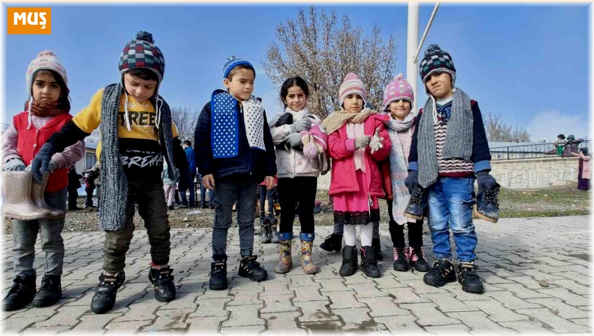 Muş'ta bir araya gelen gönüllüler köy okullarındaki öğrencileri sevindiriyor